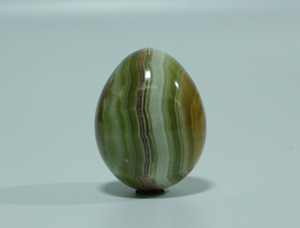 Сувенир яйцо из натурального камня оникс.