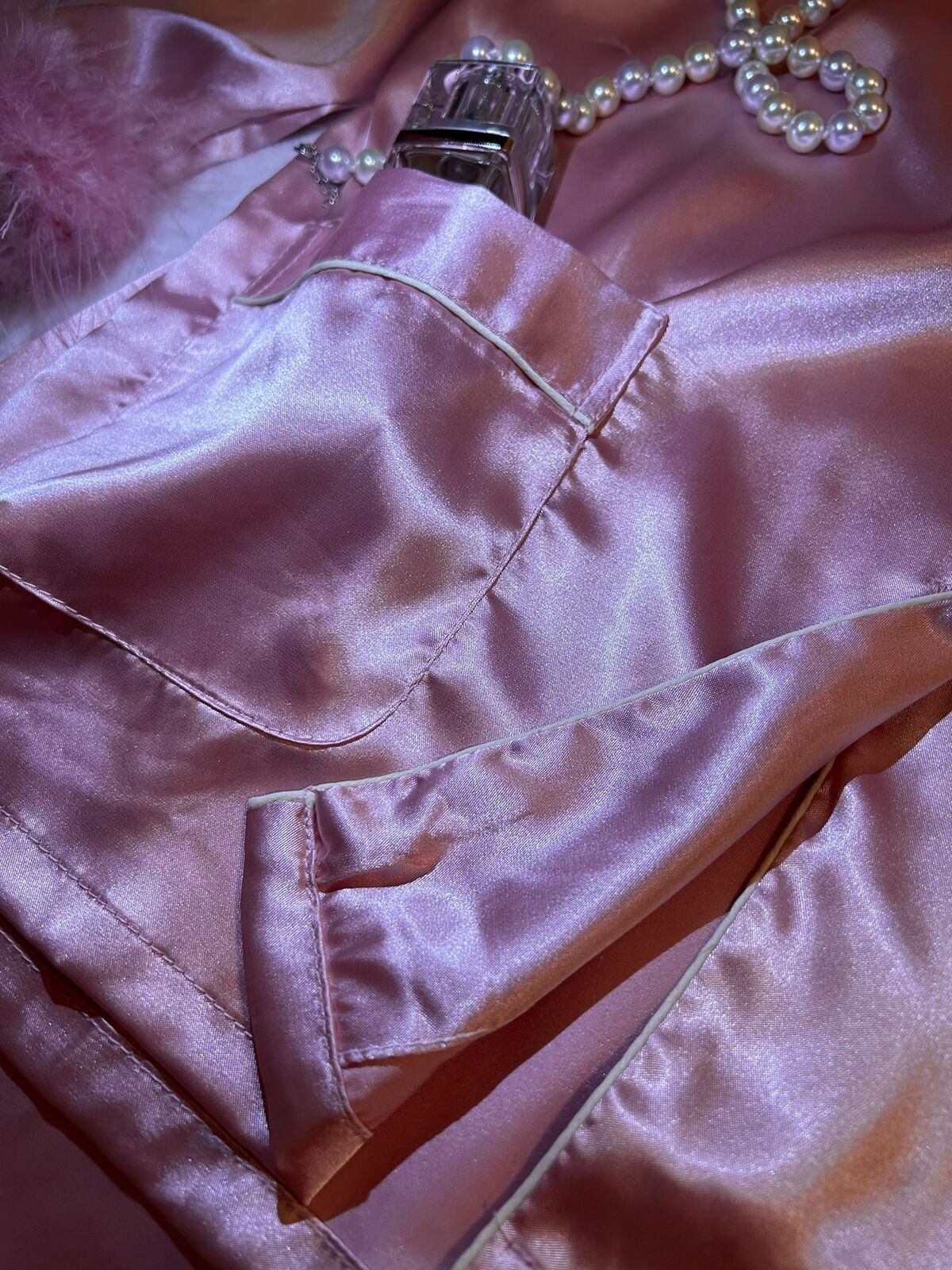 Пижама атласная рубашка и брюки с мехом розовая - фотография № 7