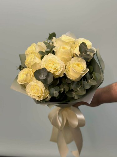 Изображение товара Монобукет wowflo "Моно", высота 50см, 9 роз, ветви эвкалипта