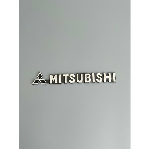 Шильдик Mitsubishi на багажник автомобиля