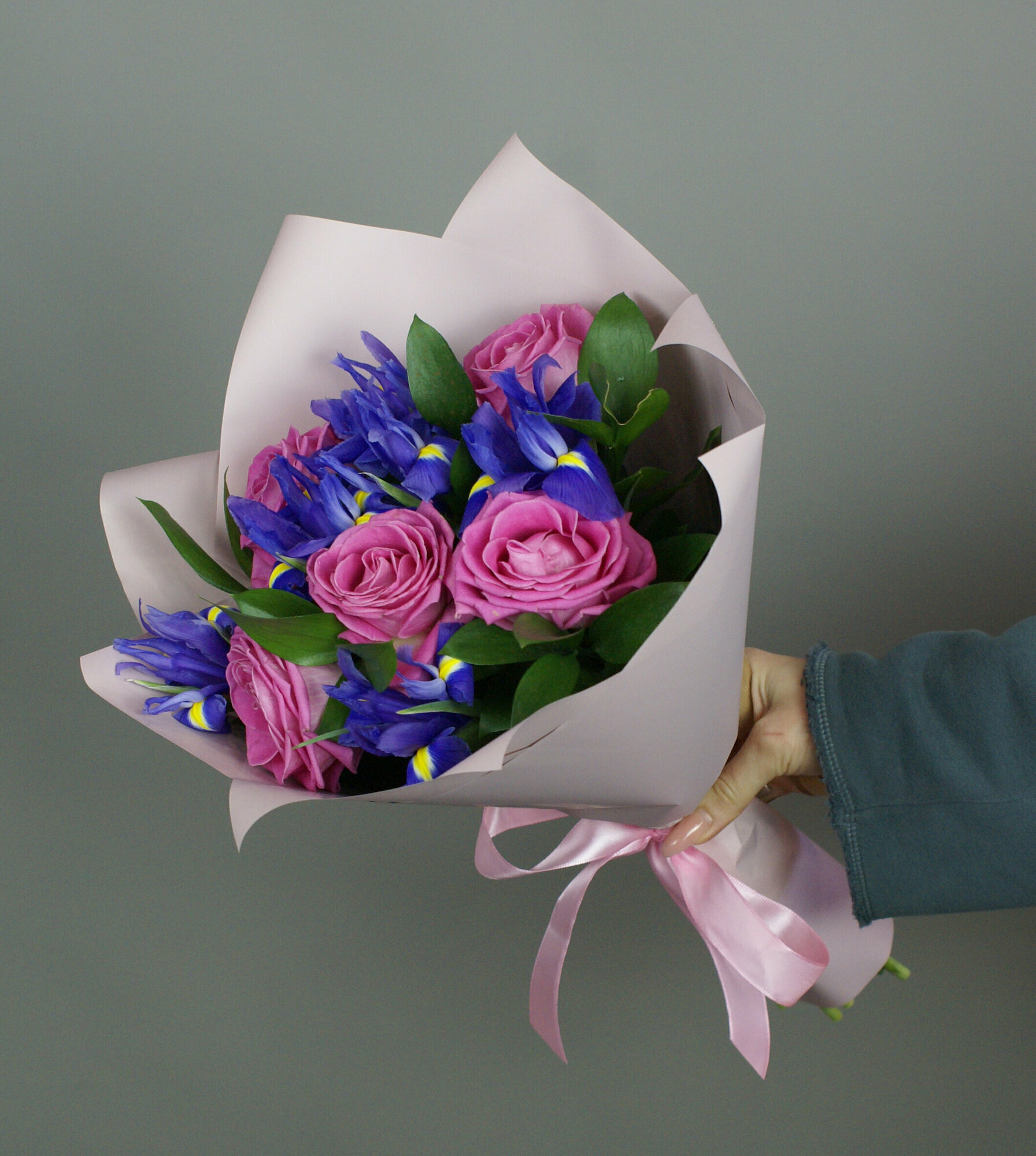 Букет из ириса и розовых роз 6 штук фиолетовых ирисов и 5 штук розовых роз 