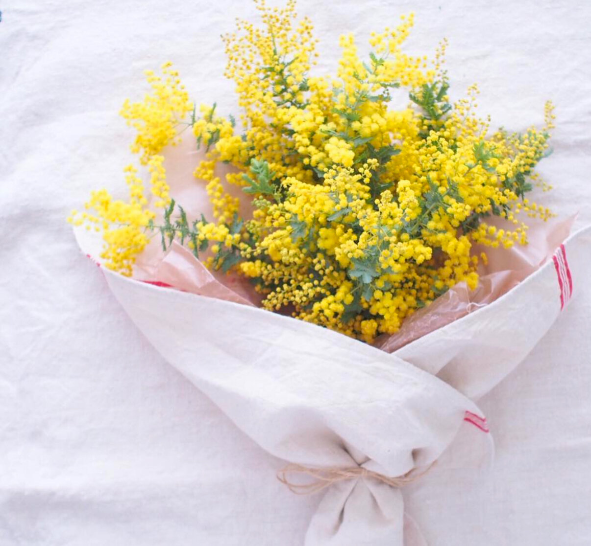 Букет мимозы в крафте