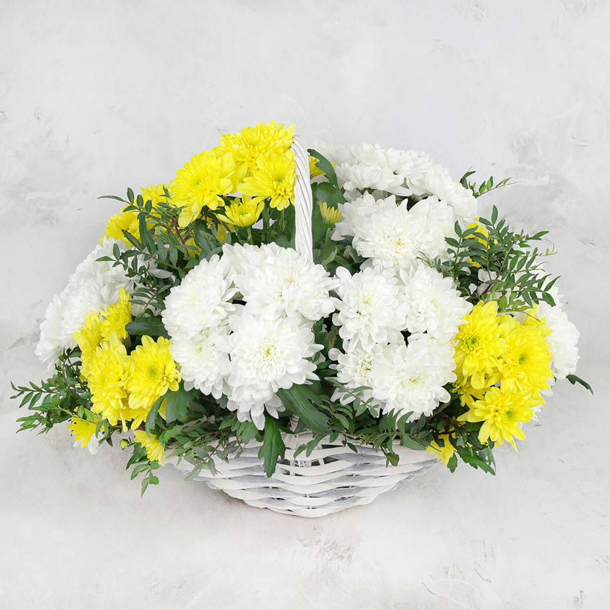 Композиция Букет Маркет "Хризантемы с листьями фисташки" в корзине высота 45 см