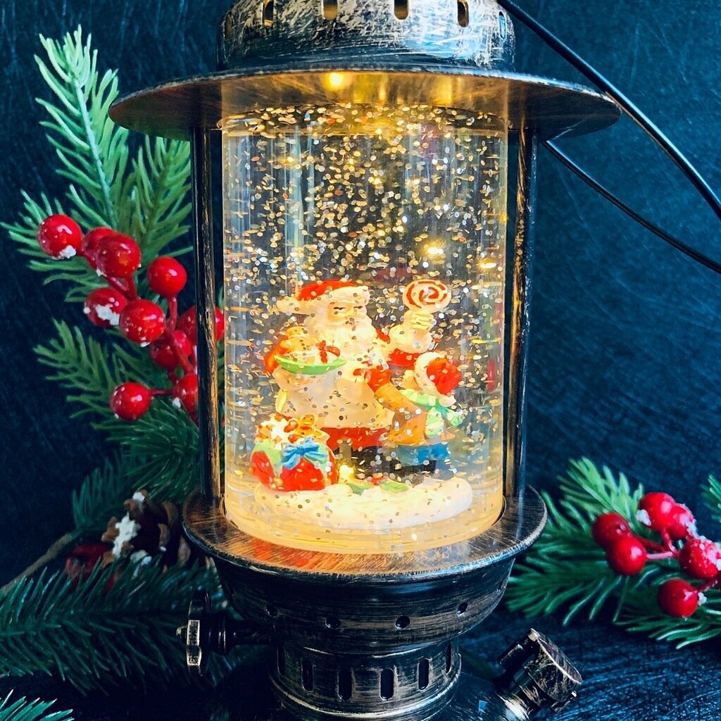 Фонарь новогодний декоративный маслянный, внутри Дед Мороз дарит мальчику подарок, LED подсветка, на батарейках