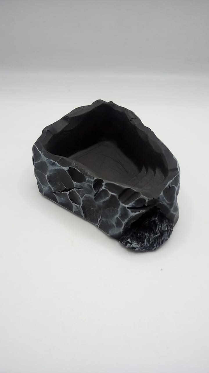 Поилка-камень для рептилий "Остров Драконов", трапеция Скала, 85*65*25 мм, черная - фотография № 4