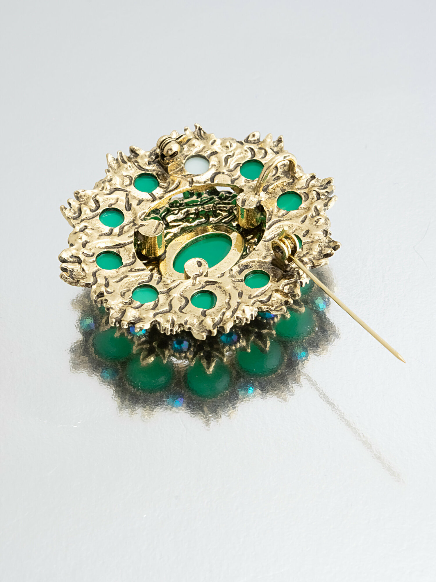 Брошь ЖемАрт, кошачий глаз синтетический, зеленый — фото 1