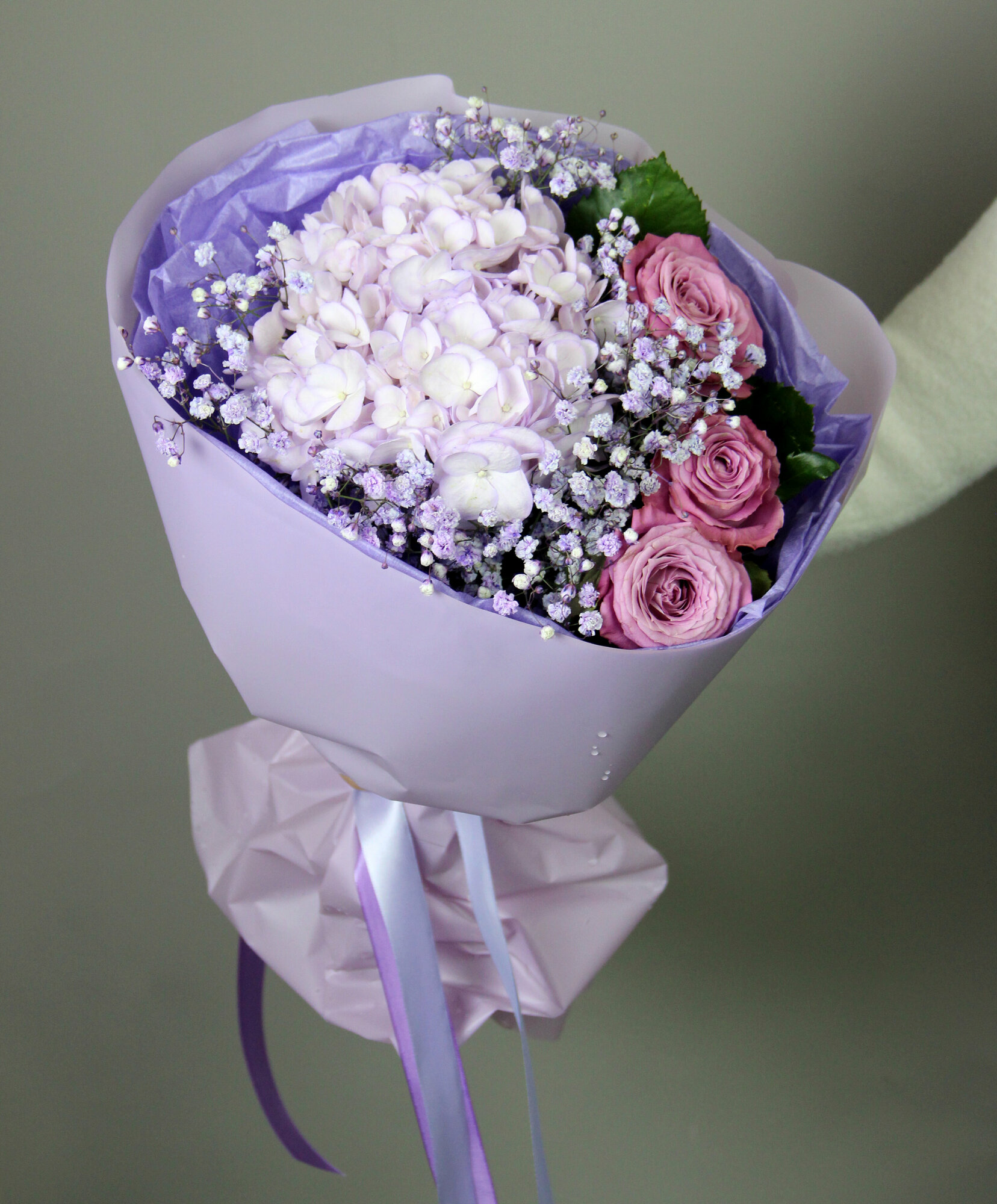 Букет из фиолетовой гортензии, гипсофилы и 3-х фиолетовых роз "Сладкая вата" 50 см