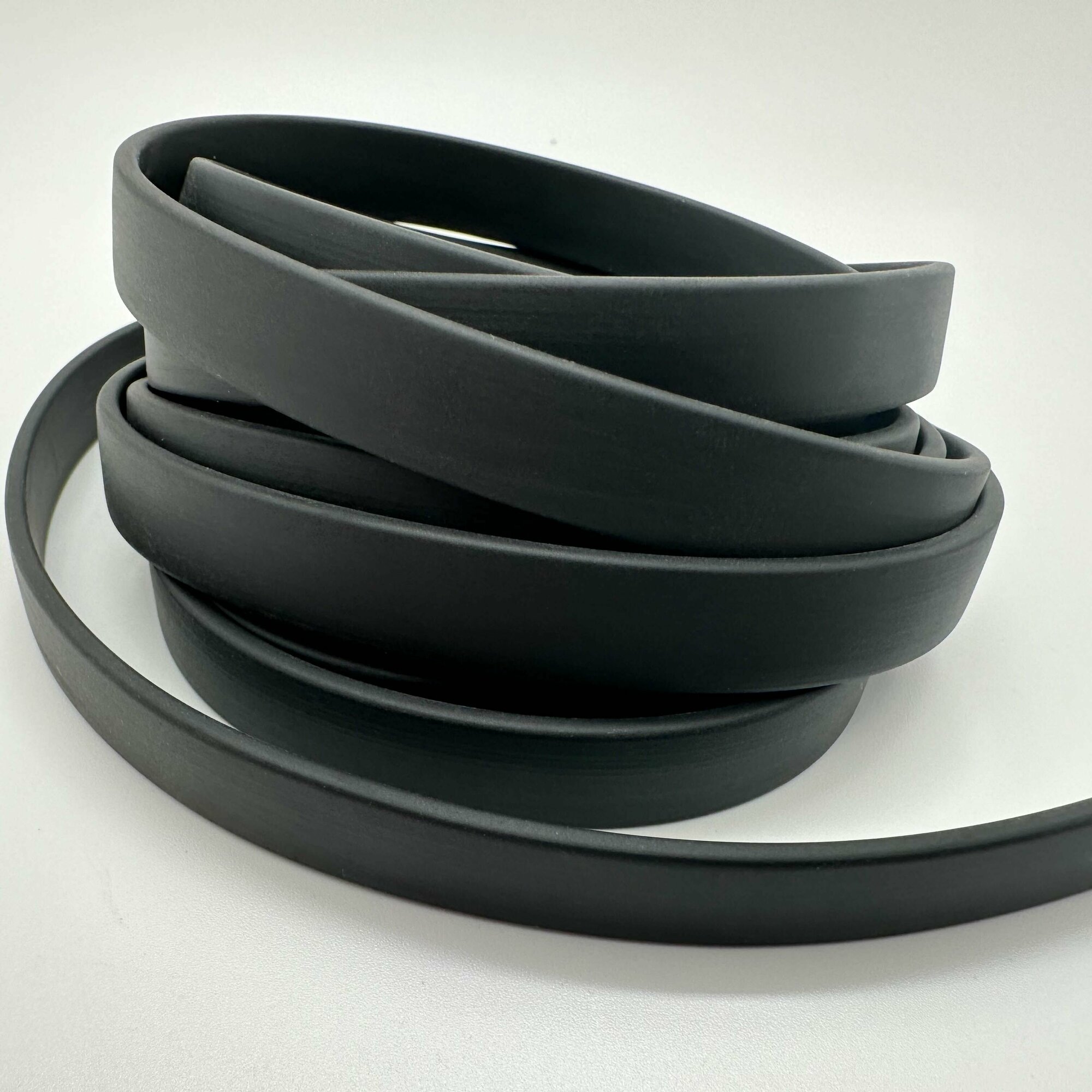 Резиновый каучуковый шнур, намотка 2 метра, плоский, без отверстия, черный, 10x2 мм