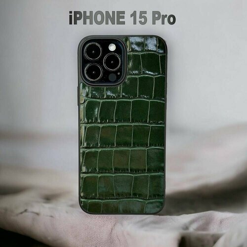 Изумрудный чехол на iPhone 15 Pro из натуральной кожи