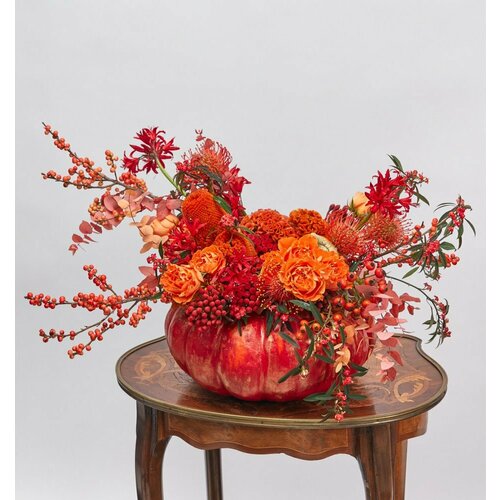Осенняя яркая композиция в тыкве No.6447 Банксия, Бруния, Илекс, Нерине, Нутан (Леукоспермум), Роза пионовидная, Тыква (Кукурбита), Фрукты, Целозия