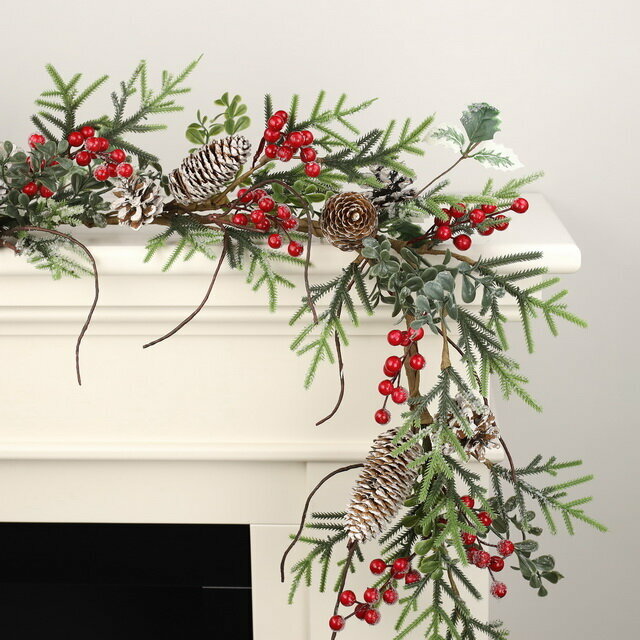 фото Christmas Deluxe Хвойная гирлянда с ягодами и шишками Бергамо 130 см, литая 100% 87367