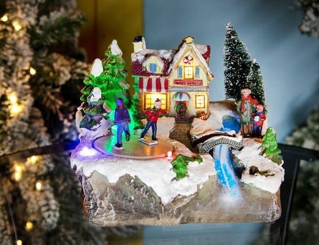Светящаяся миниатюра рождественские удовольствия - на катке с LED-огнями и динамикой, 19х16х15 см, Kaemingk (Lumineo)