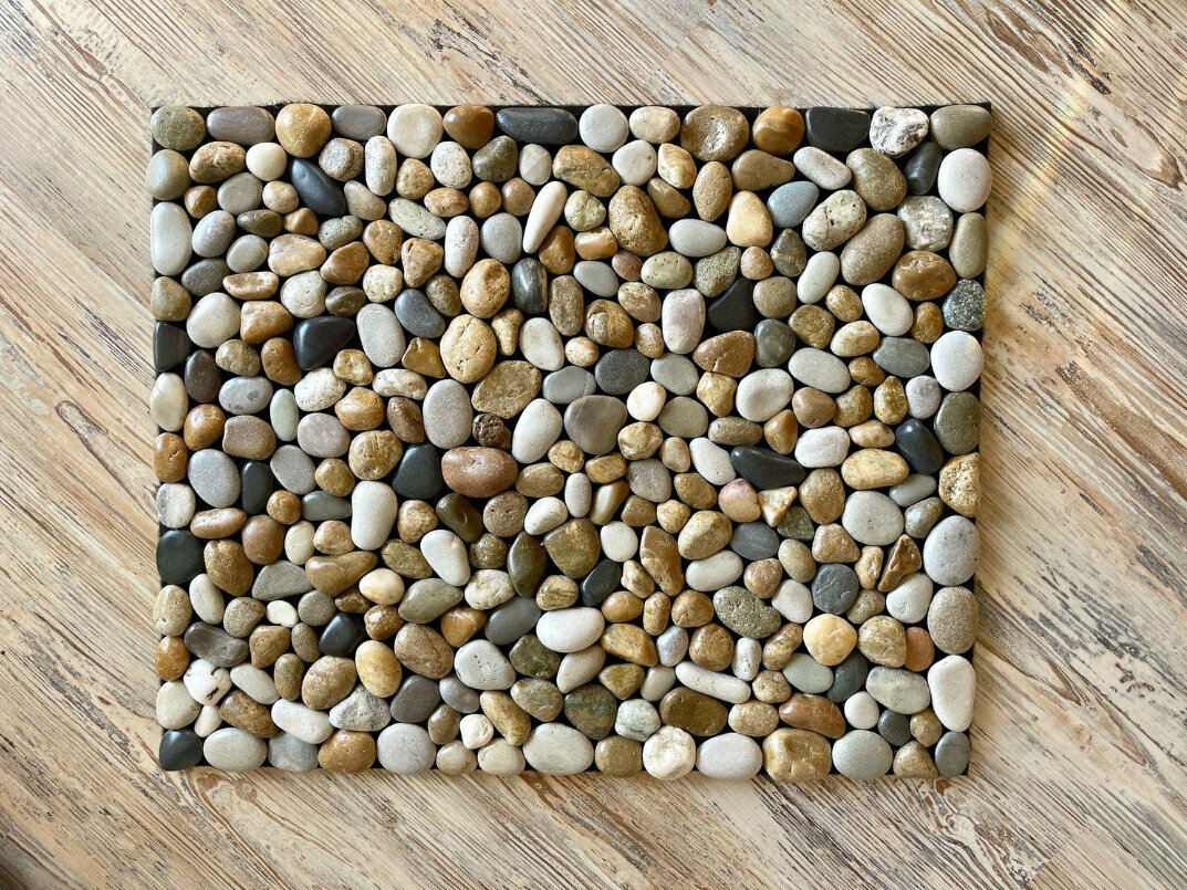 фото Квадратный коврик противоскользящий для ванной комнаты и туалета массажный из морской гальки натурального камня