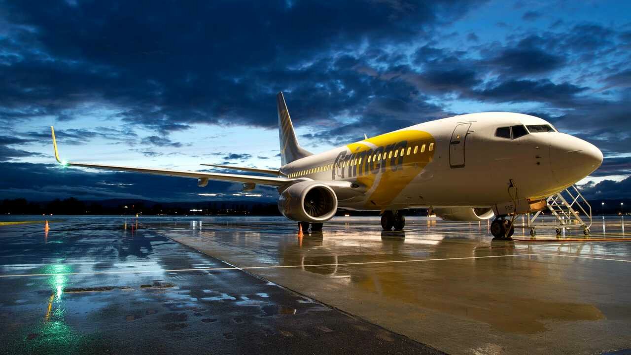 Картина на холсте 110x60 LinxOne "Боинг 737 на аэродроме" интерьерная для дома / на стену / на кухню / с подрамником