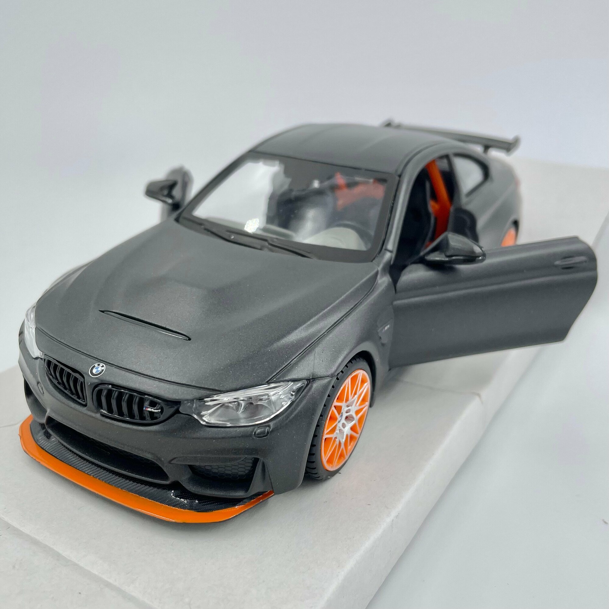 Машинка Maisto 1:24 BMW M4 GTS, черная с оранжевыми дисками - фото №20