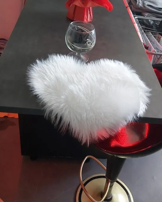 Пушистый белый ковер в форме сердца 30*40 см из искусственной шерсти - фотография № 10