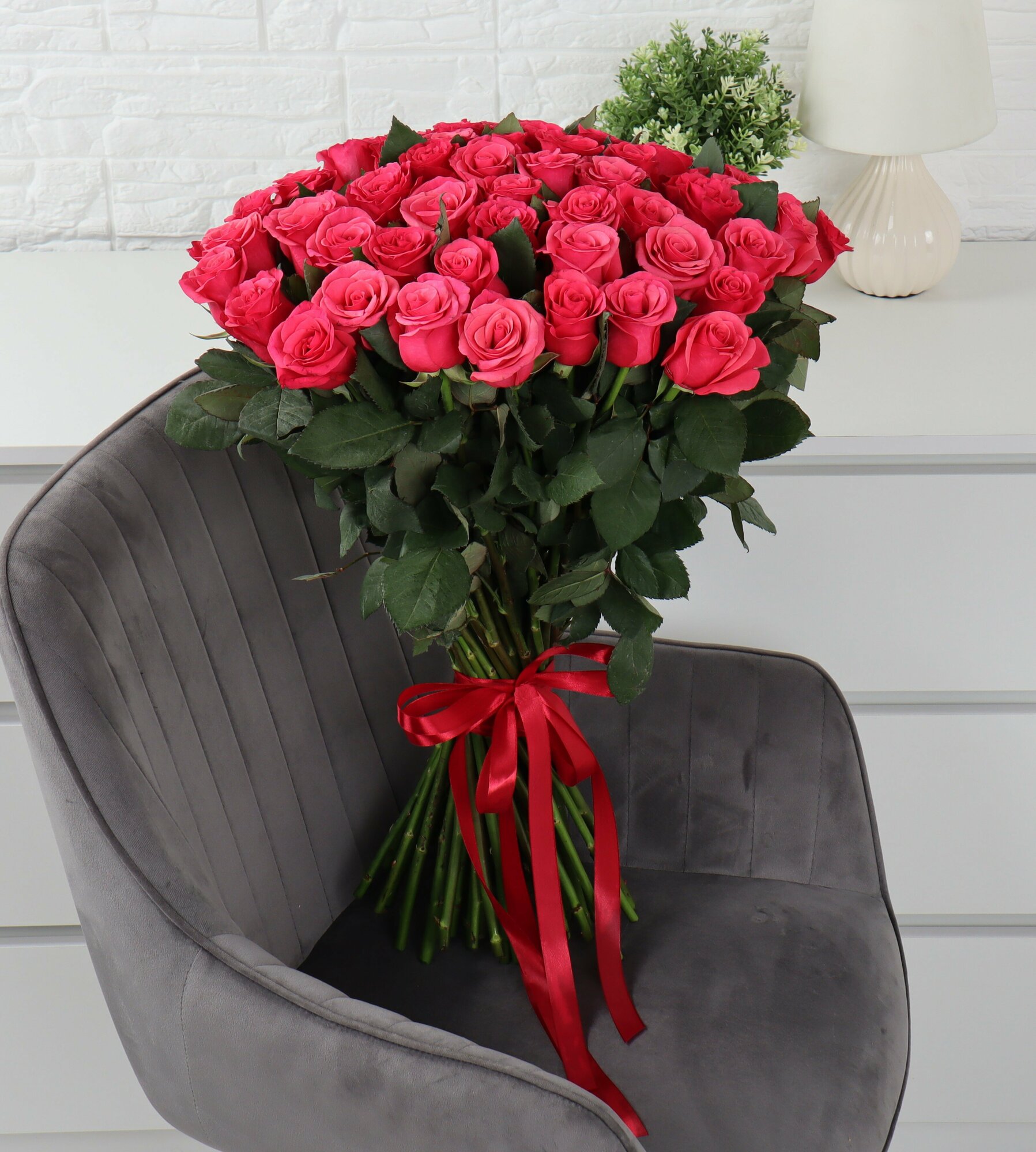 51 малиновая роза высота 50см Кения монобукет от theFloreal