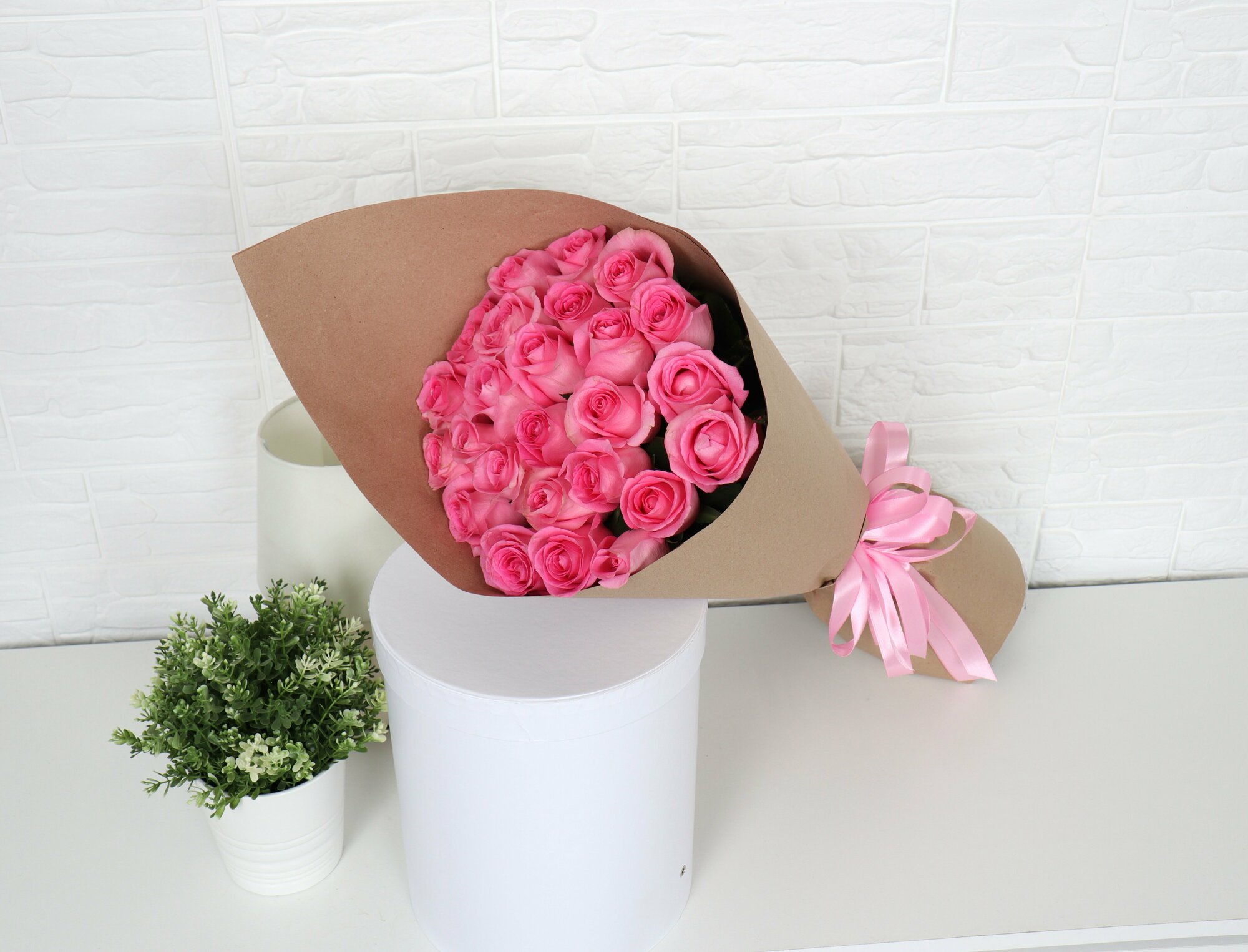 Букет Кения 25 роз высота 50 см аквабокс бант крафт-бумага 8 марта выпускной и др.