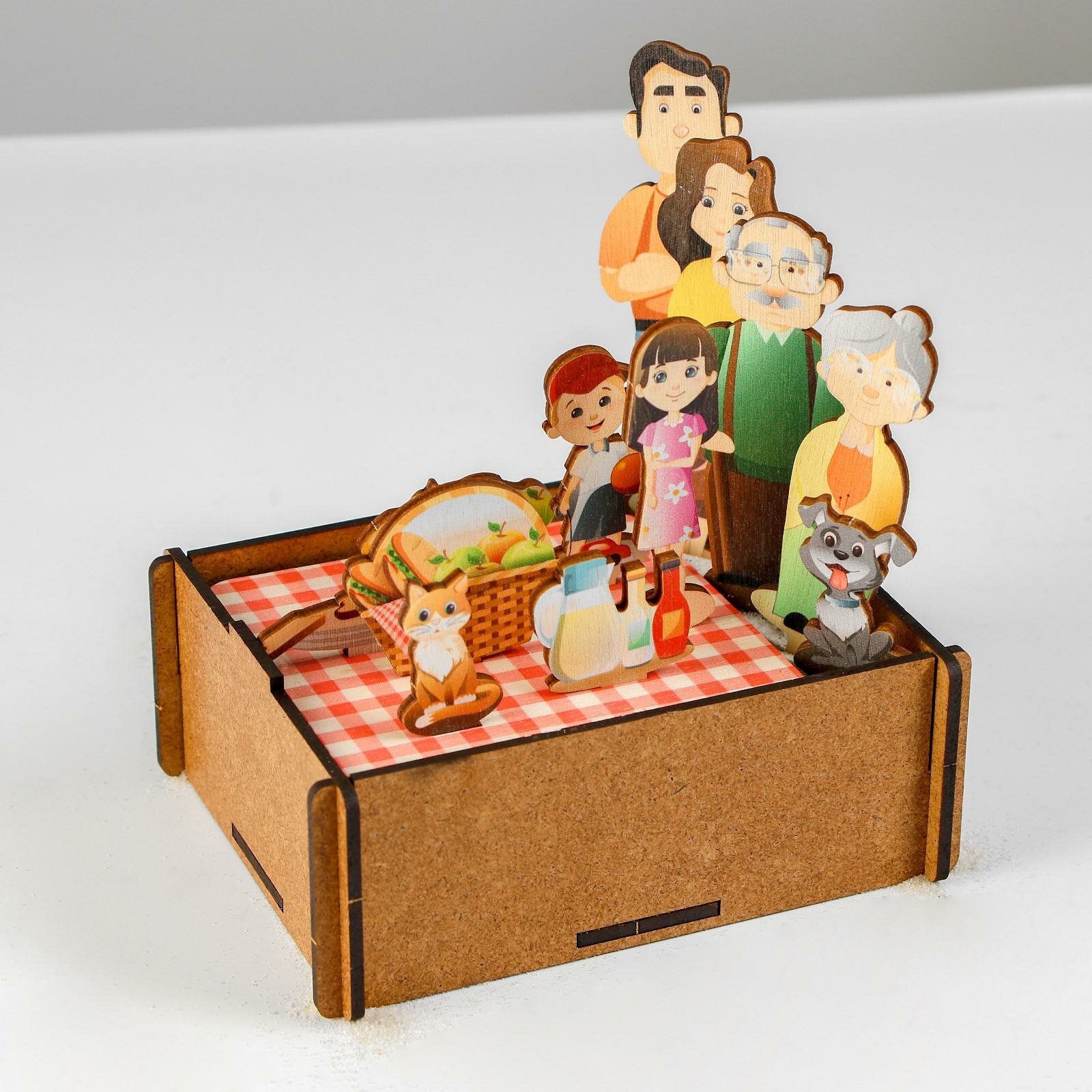 Набор для песка WoodLand Toys Семья, 13 штук (143201)
