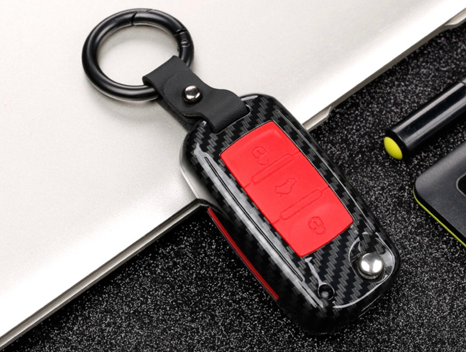 Защитный противоударный черный чехол MyPads футляр карбоновый для автомобильного ключа зажигания автомобиля марки Фольцваген Volksvagen Taos Polo.