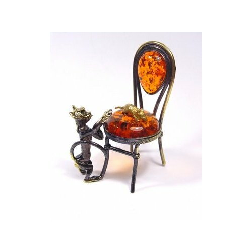 Кот с мышкой на стуле 1670