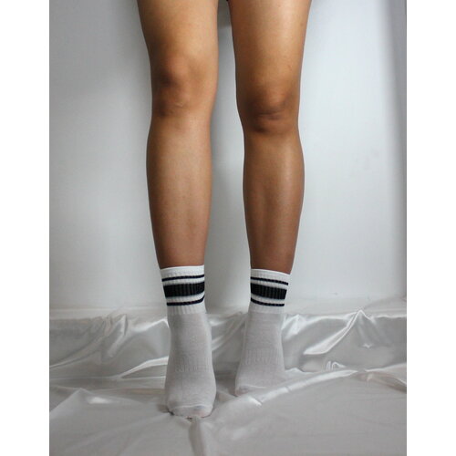 фото Мужские носки белые с полосой, 1 пара, классические, на новый год, быстросохнущие, ослабленная резинка, фантазийные, на 23 февраля, воздухопроницаемые, размер 35/43, черный, белый line