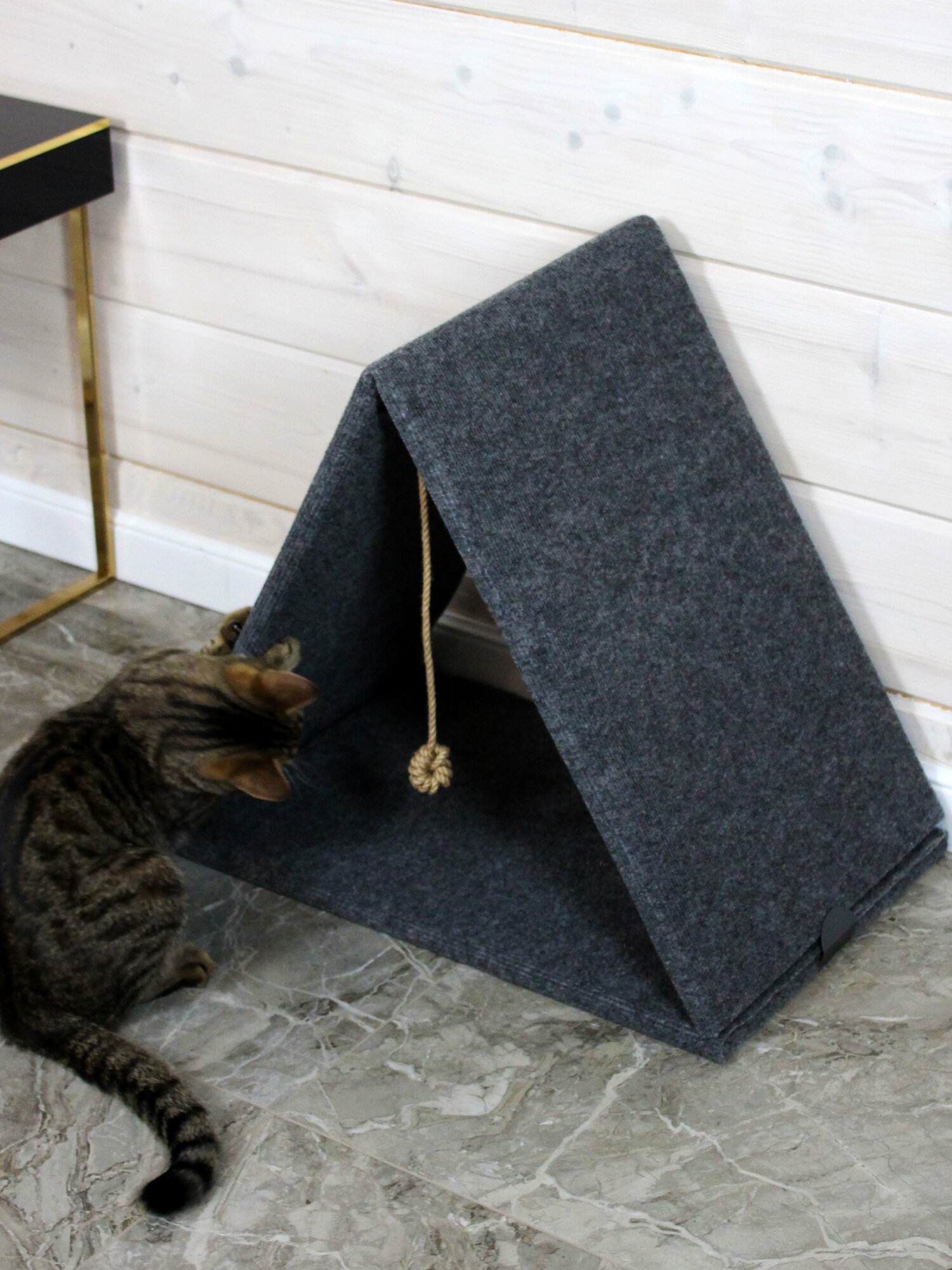 Когтеточка для кошки напольная с домиком лежанкой игрушкой серая - фотография № 11