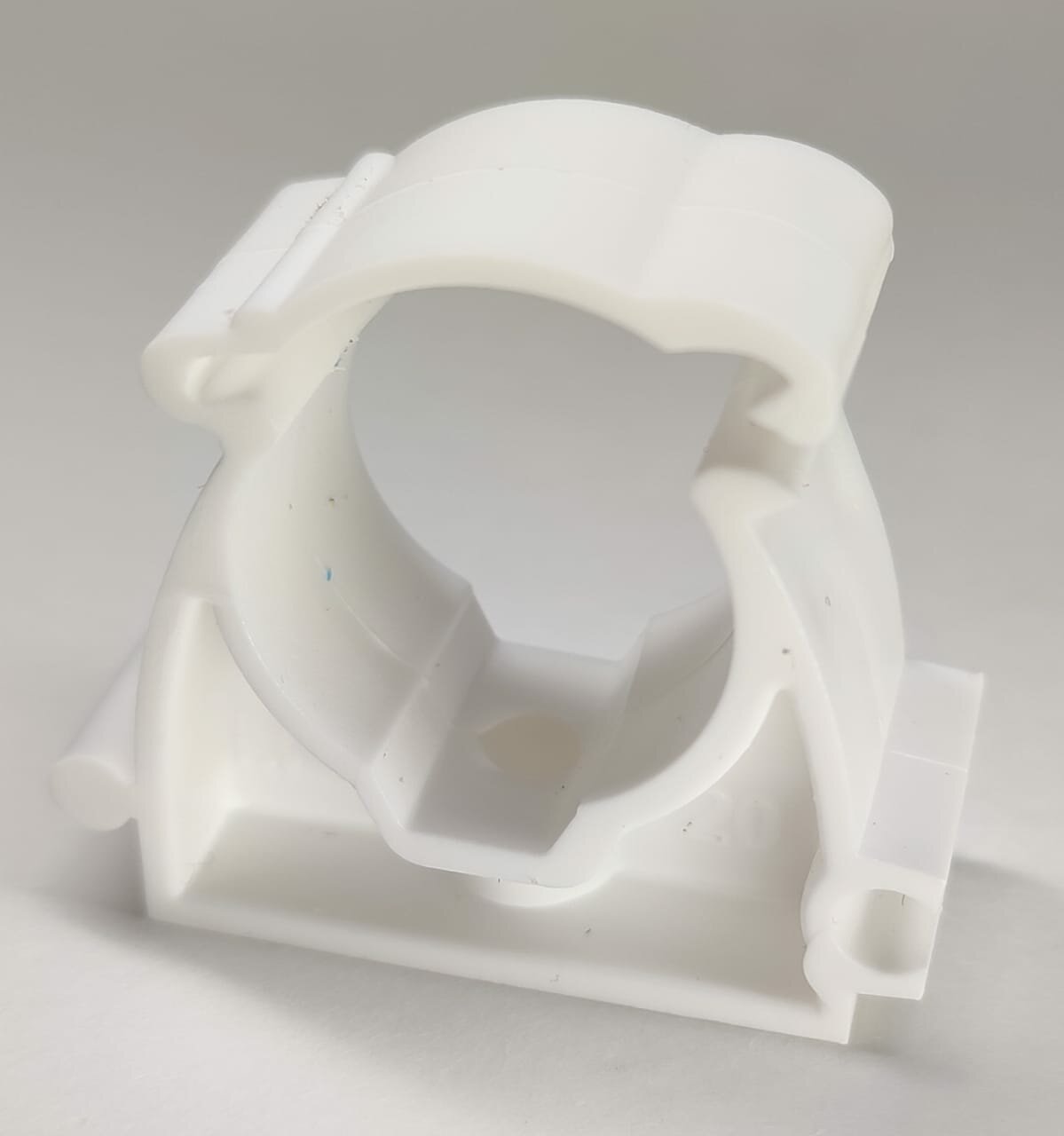 Крепёж для труб пластиковый с фиксатором 20 мм. Упаковка (100 шт)