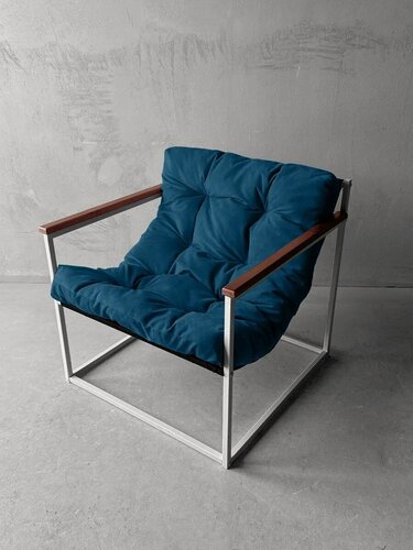 Изображение товара Кресло Лофтовик Комфи ++ Синий велюр с деревянными подлокотниками, белый металл