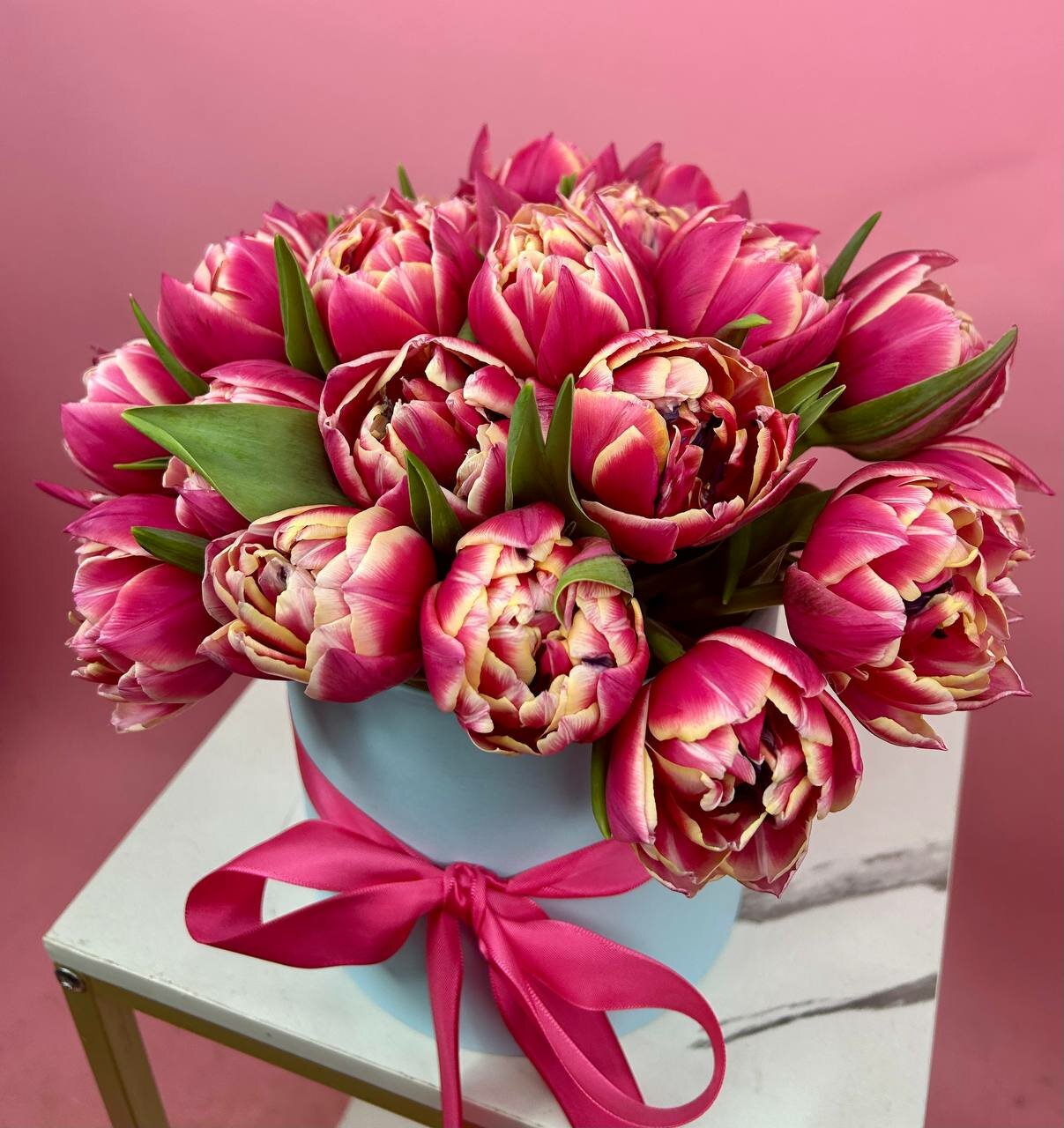 Пионовидные тюльпаны в коробке