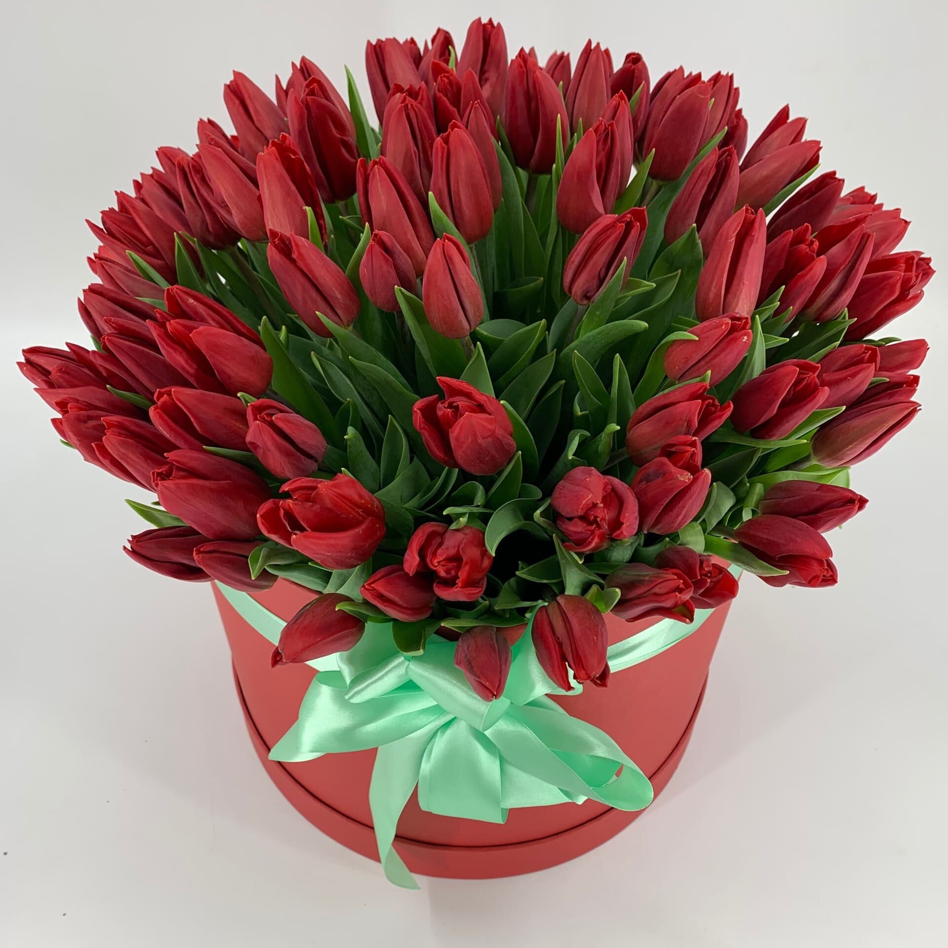 101 красный тюльпан / 101 красный тюльпан в шляпной коробке с бантом