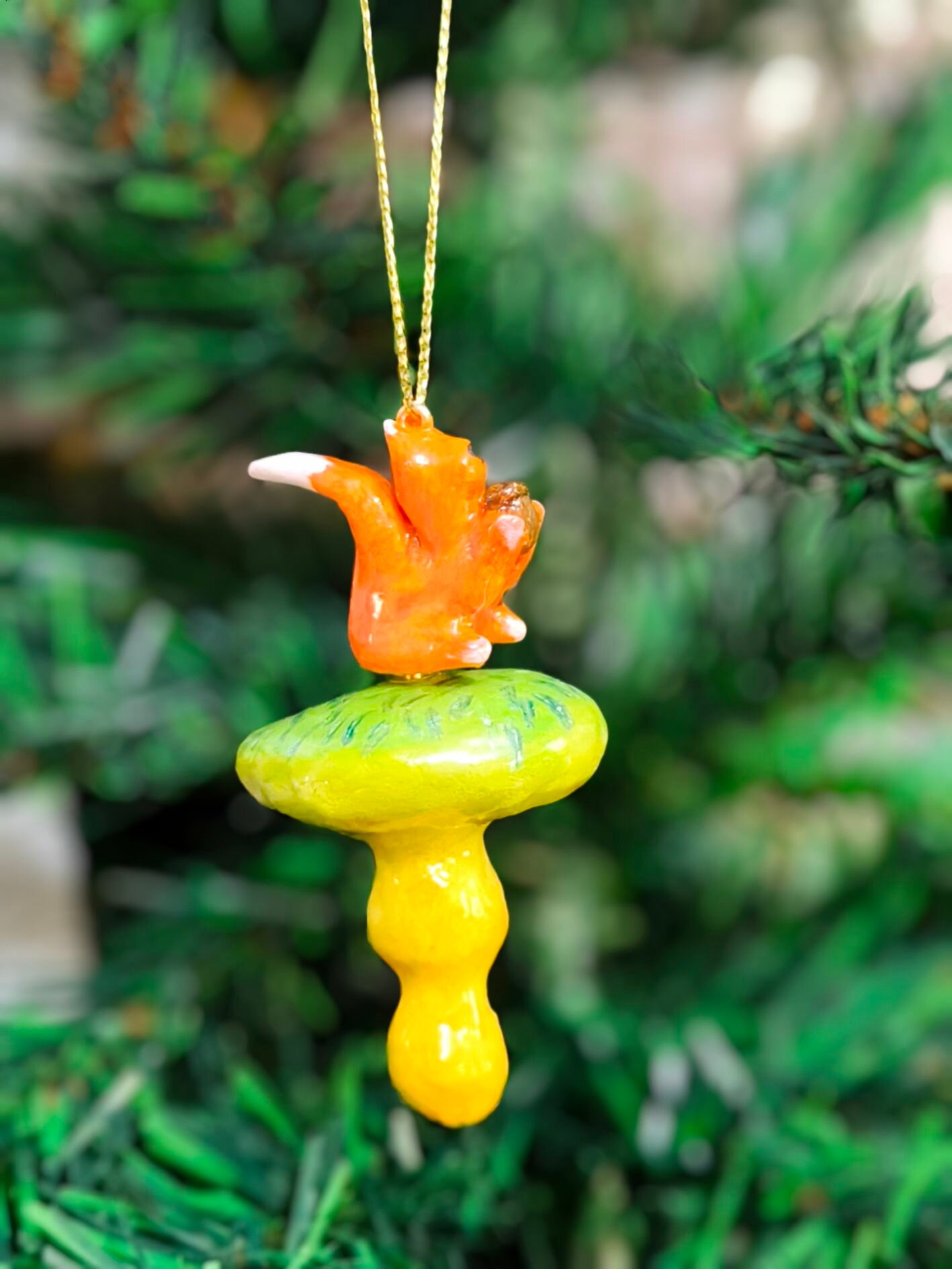 Новогоднее украшение "Зверята, вращающиеся на грибочках", белка. Елочная игрушка, оригинальный подарок.