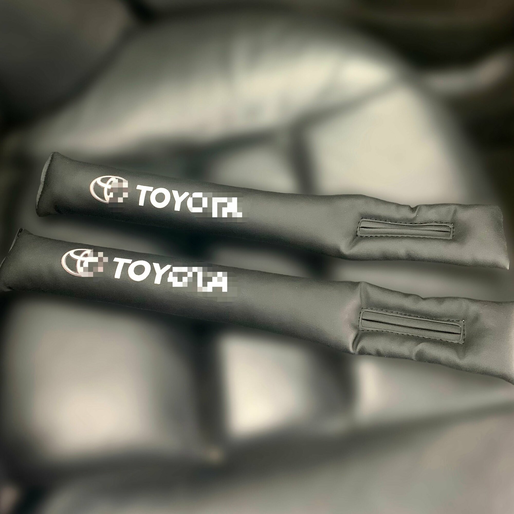 Вставки между сиденьями для Toyota/Накладка с наклейкой логотипа/Комплект 2 шт, кожа