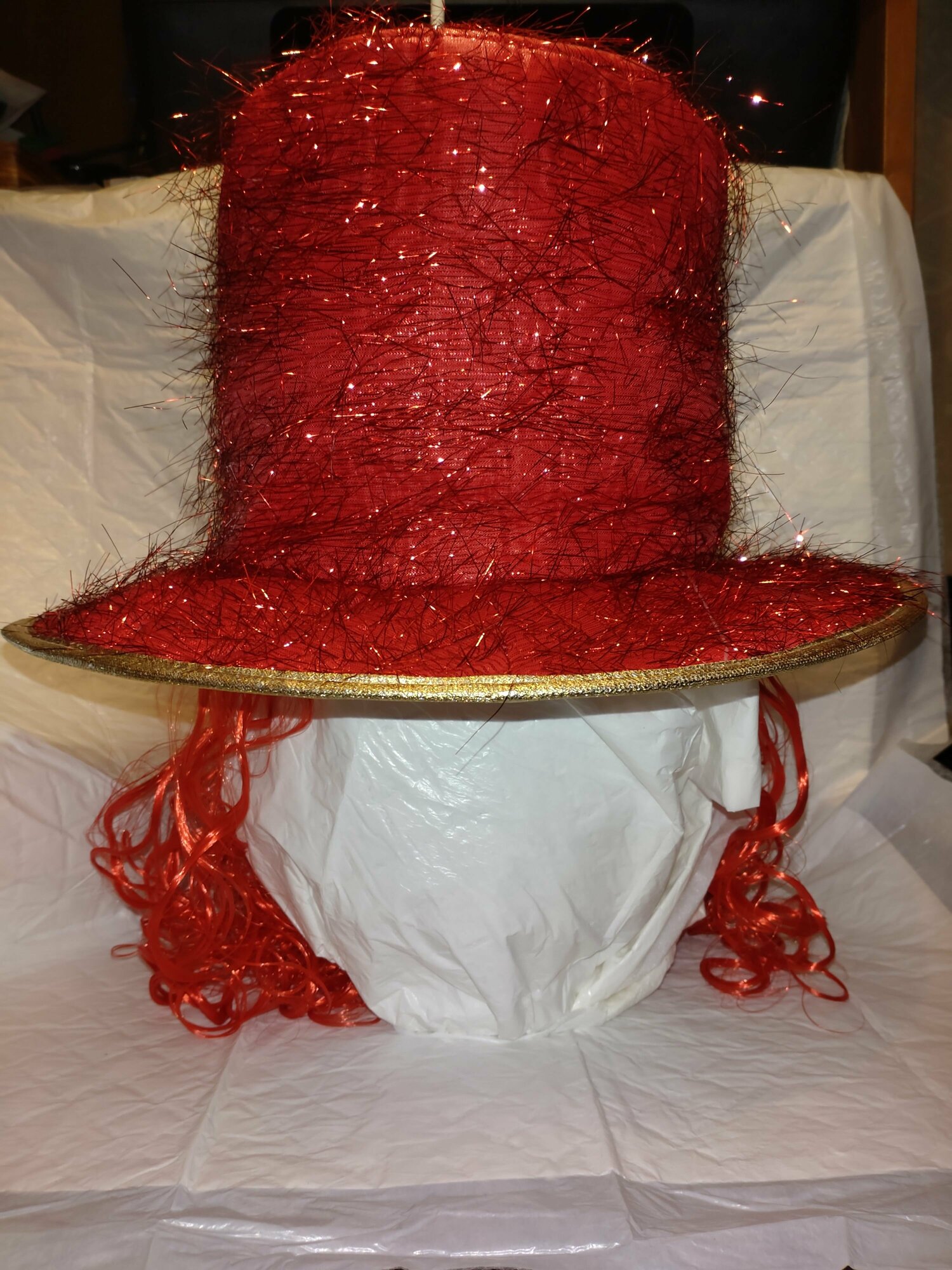 Шляпа карнавальная с париком. Красная.