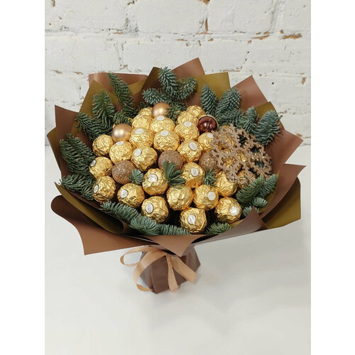 Новогодний букет с конфетами Ferrero Rocher