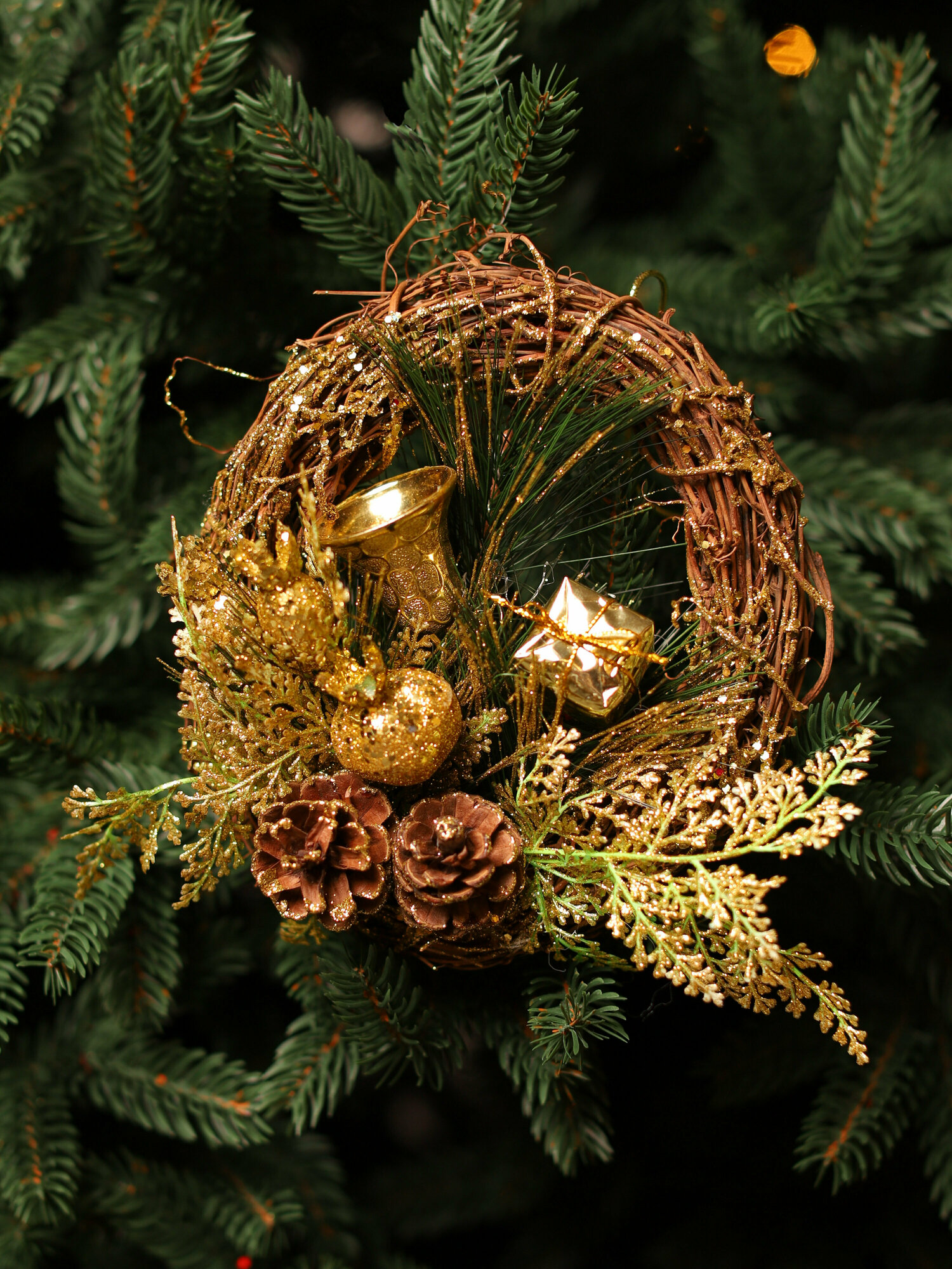 Рождественская декорация венок круглый 21 см золото