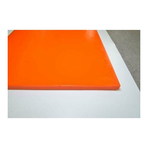 Пластина из полиуретана повышенной твердости и износостойкости. Поверхность глянцевая. Размер 500х500х15 мм