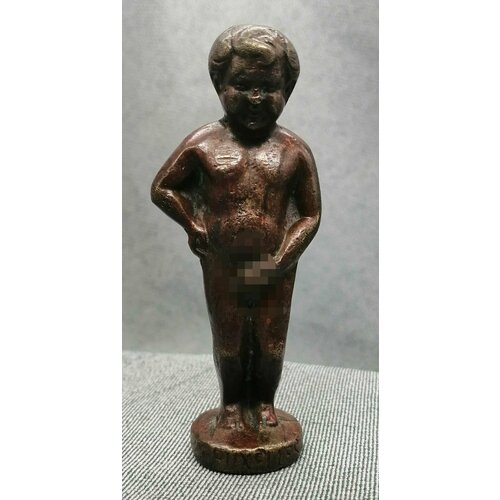 Статуэтка Писающий мальчик, бронза, западная Европа, 1910-1920 гг. Высота 8,5 см.