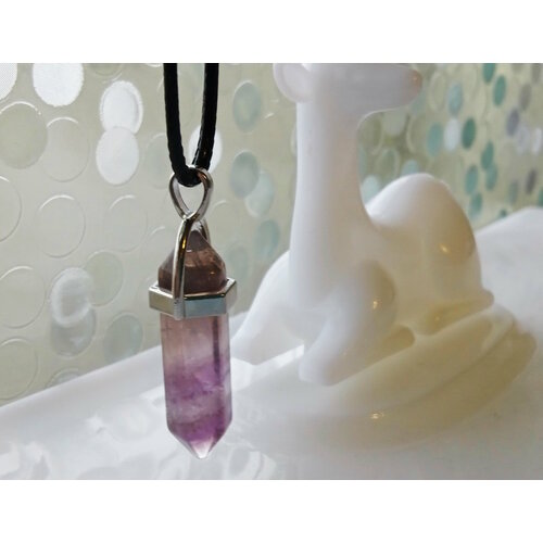 фото Колье подвеска-оберег маятник "кристалл гематит" 4 см на шнурке, мощный амулет, талисман и лекарь, гематит, фиолетовый hello