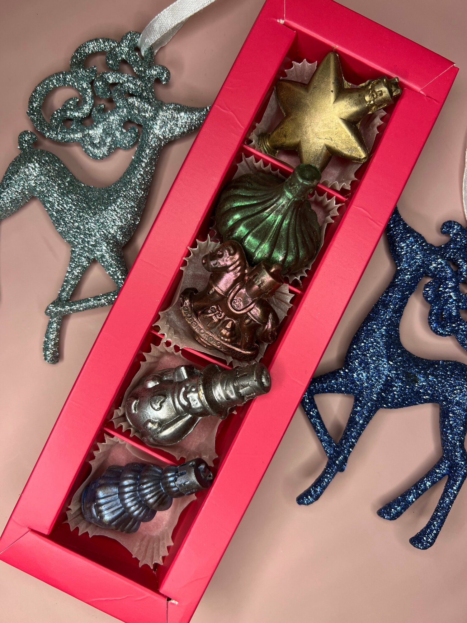 Шоколадные новогодние игрушки в вертикальной коробке