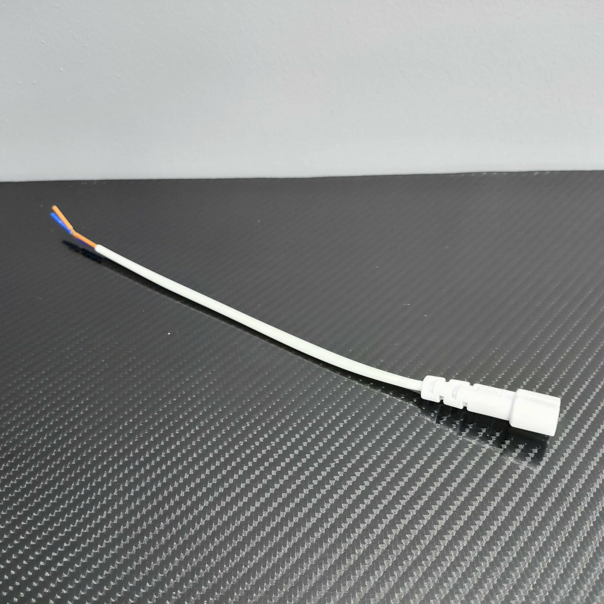 фото Вилка розетка для LED освещения. Компонент для сборки. Питающий провод для детейлинга, гаража, автомойки, салона красоты, студии, мастерской