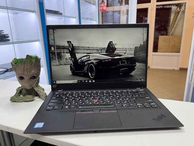 14" Ноутбук Lenovo ThinkPad X1 Carbon Gen 6, 1920x1080, Intel Core i5-8250U 1.6 ГГц, RAM 8 ГБ, SSD 256 ГБ, Intel HD Graphics, Windows 10 Pro