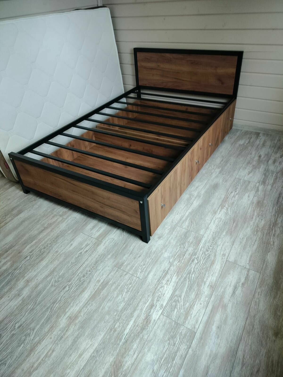 Кровать Титан Лофт 120 с ящиками черный/дуб крафт табак
