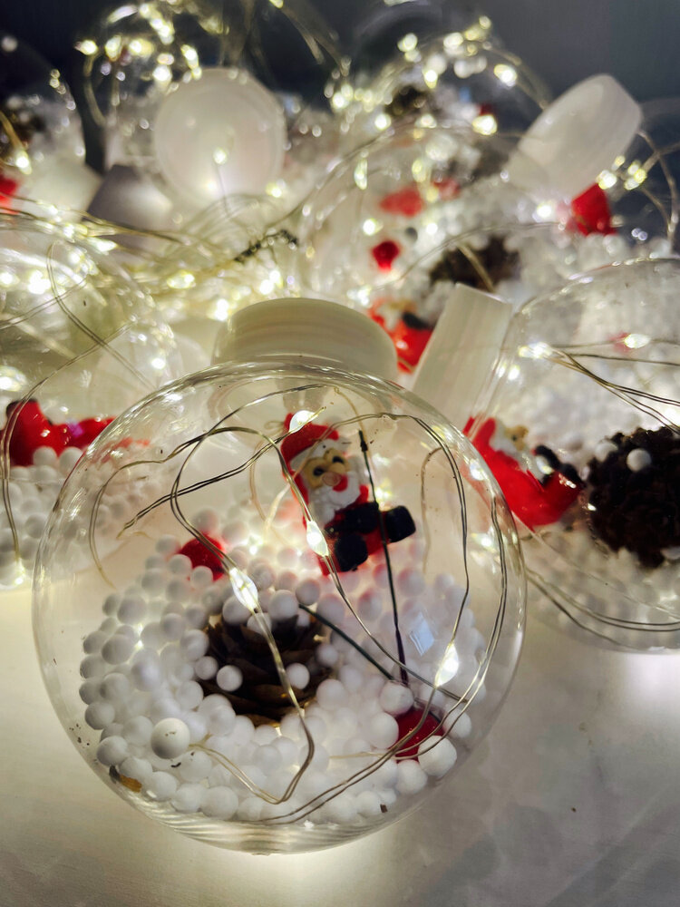 фото Гирлянда электрическая Новый год 2024 Шарики прозрачные с Дед Морозом /Светодиодная/10шариков/3метра/Занавес/Штора/8 режимов/Теплый желтый /Лапландия