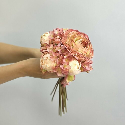 Букет с гортензией и розами искусственный розовый