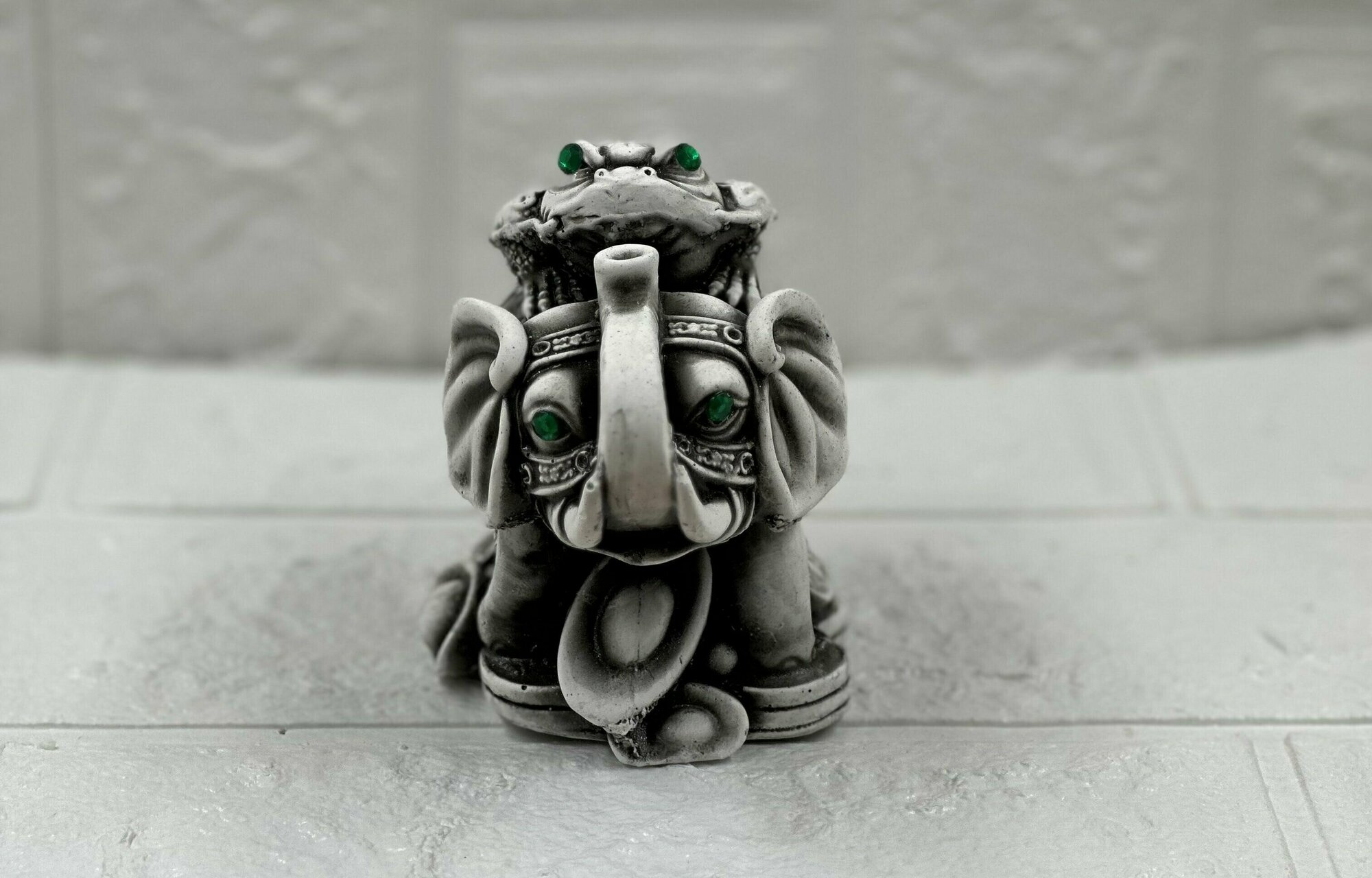 фото Статуэтка декоративная интерьерная: "Слон на монетах с денежной лягушкой" маленький, серый, 7х10х11см, ARTVACH