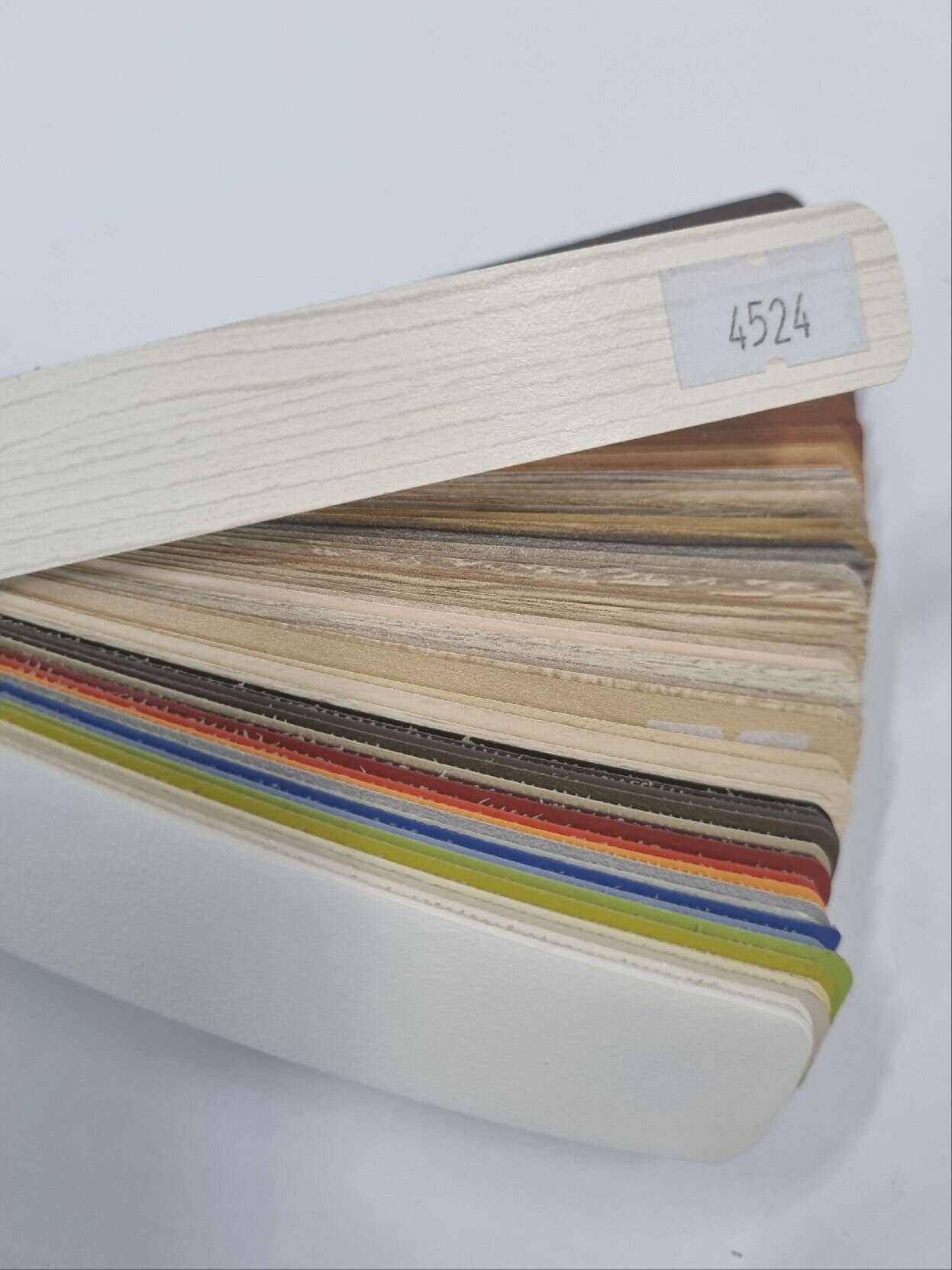 фото Кромка клеевая меламиновая для мебели 19мм, Цвет Выбеленное дерево, намотка 5метров