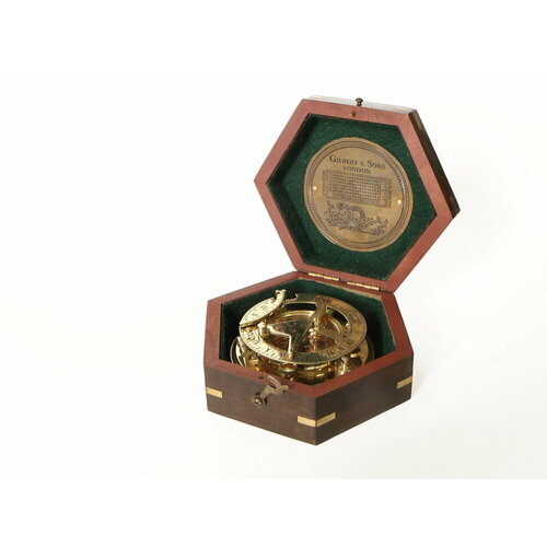 фото Морской компас в деревянном футляре nautical