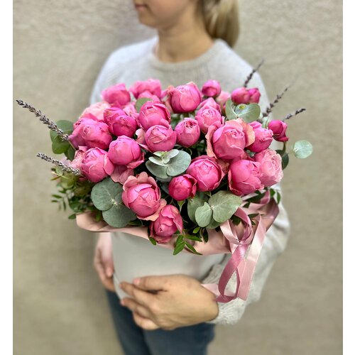 Коробка живых кустовых роз с ароматным эвкалиптом