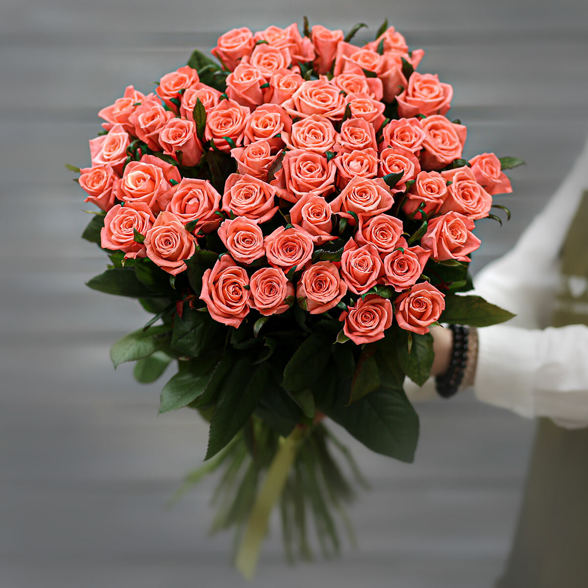 Букет живых цветов из 51 коралловой розы 60см